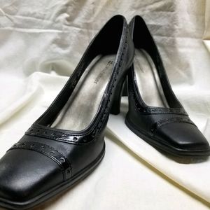 Naturalizer black pump